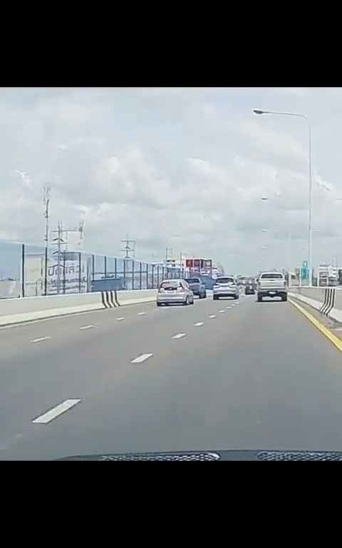 Adelantamiento loco en autopista, coche acaba fuera del paso elevado, vídeo impactante