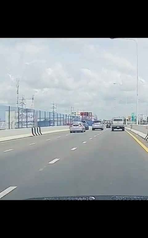 Dépassement fou sur autoroute, la voiture finit hors du viaduc, vidéo choc