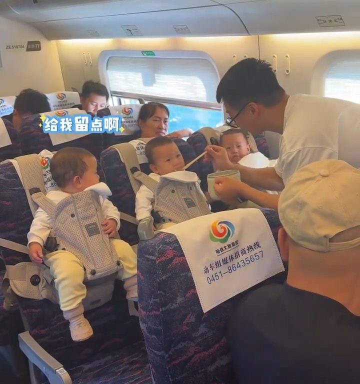 Viajando en tren con trillizos, el brillante padre chino se convierte en una estrella social