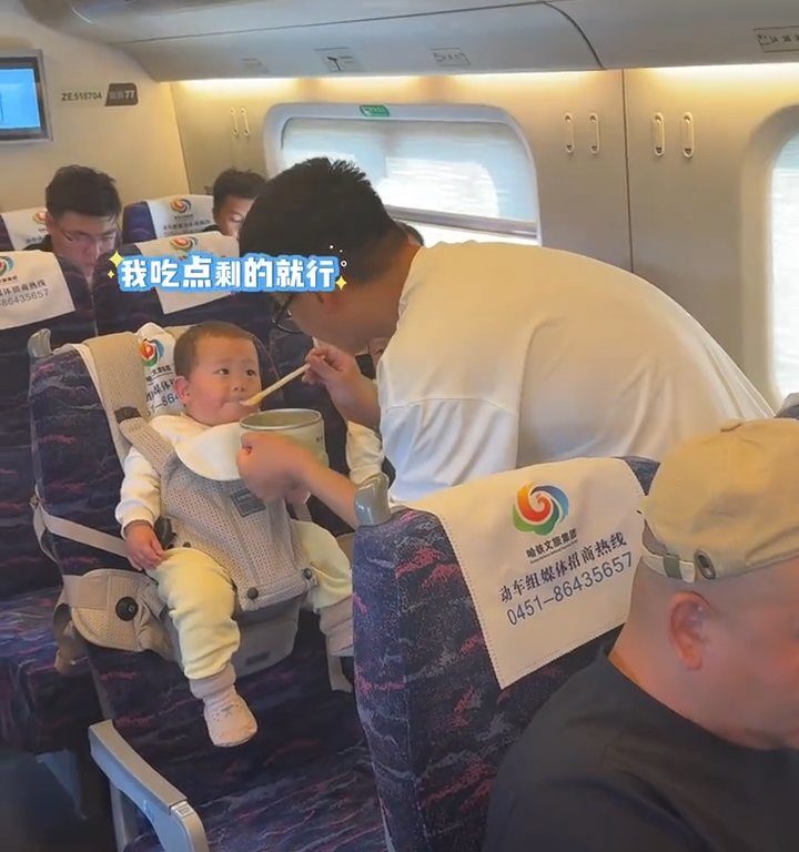 Viajando en tren con trillizos, el brillante padre chino se convierte en una estrella social