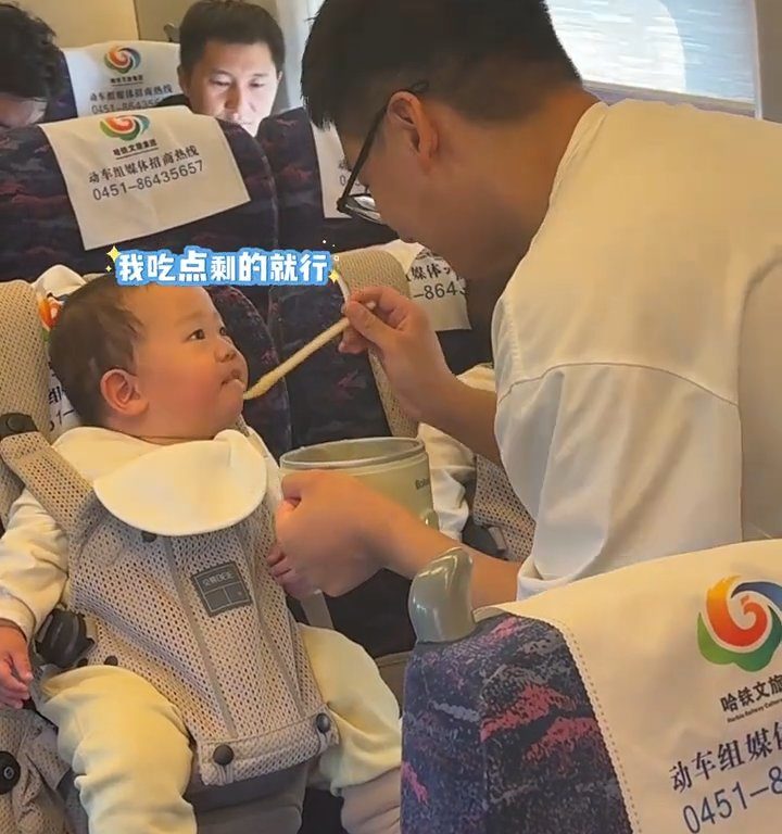 Viajando en tren con trillizos, el brillante padre chino se convierte en una estrella social