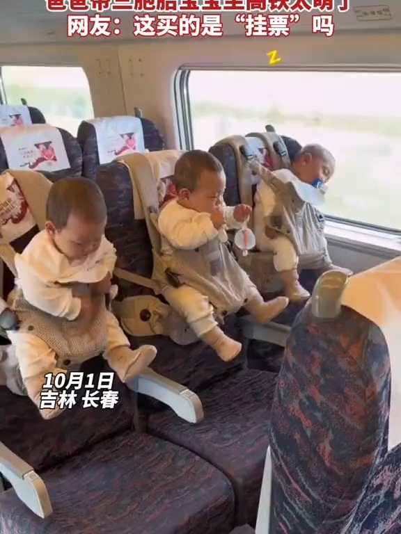 Viajando en tren con trillizos, el brillante padre chino se convierte en una estrella social