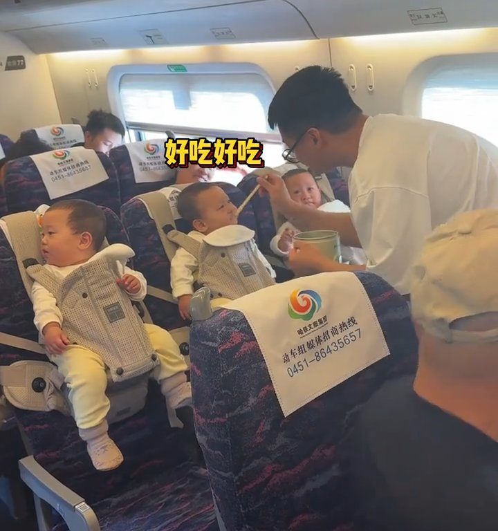 Viajando en tren con trillizos, el brillante padre chino se convierte en una estrella social