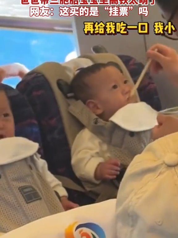 Viajando en tren con trillizos, el brillante padre chino se convierte en una estrella social