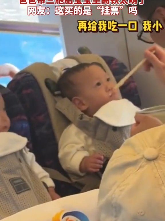 Viajando en tren con trillizos, el brillante padre chino se convierte en una estrella social