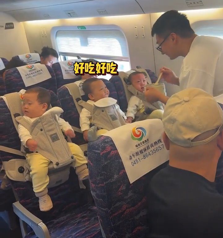 Viajando en tren con trillizos, el brillante padre chino se convierte en una estrella social