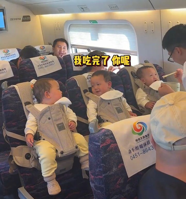 Viajando en tren con trillizos, el brillante padre chino se convierte en una estrella social