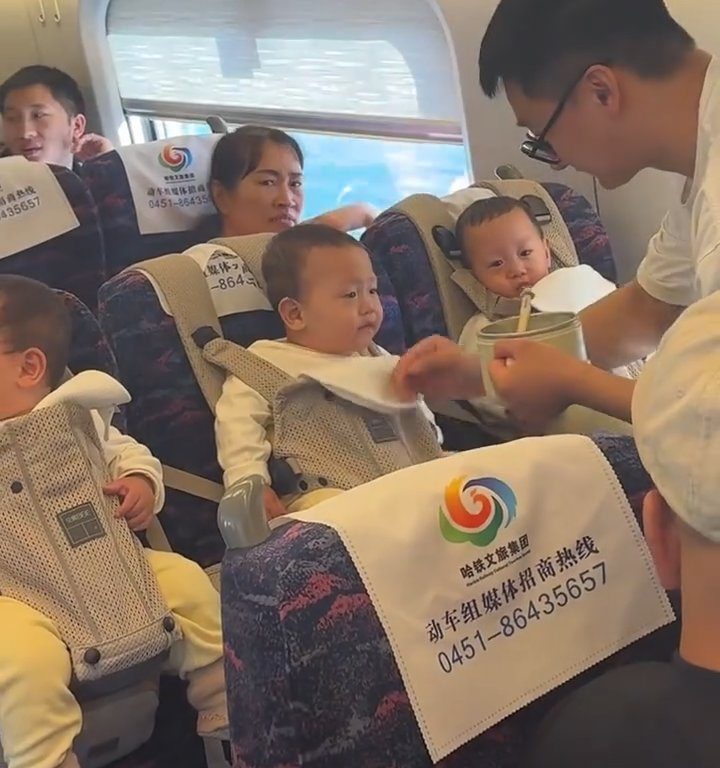 Viajando en tren con trillizos, el brillante padre chino se convierte en una estrella social