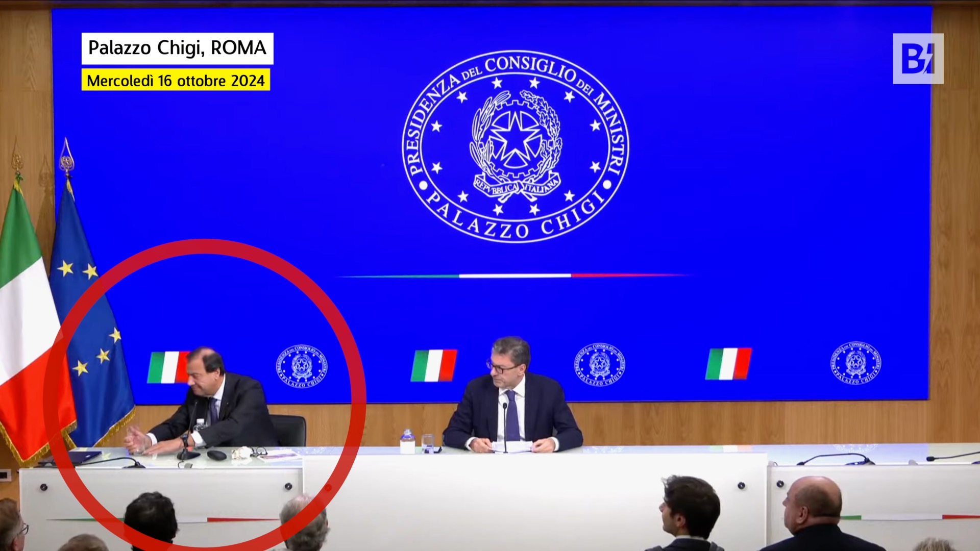 Fuoriprogramma in conferenza stampa, il viceministro Leo rompe…