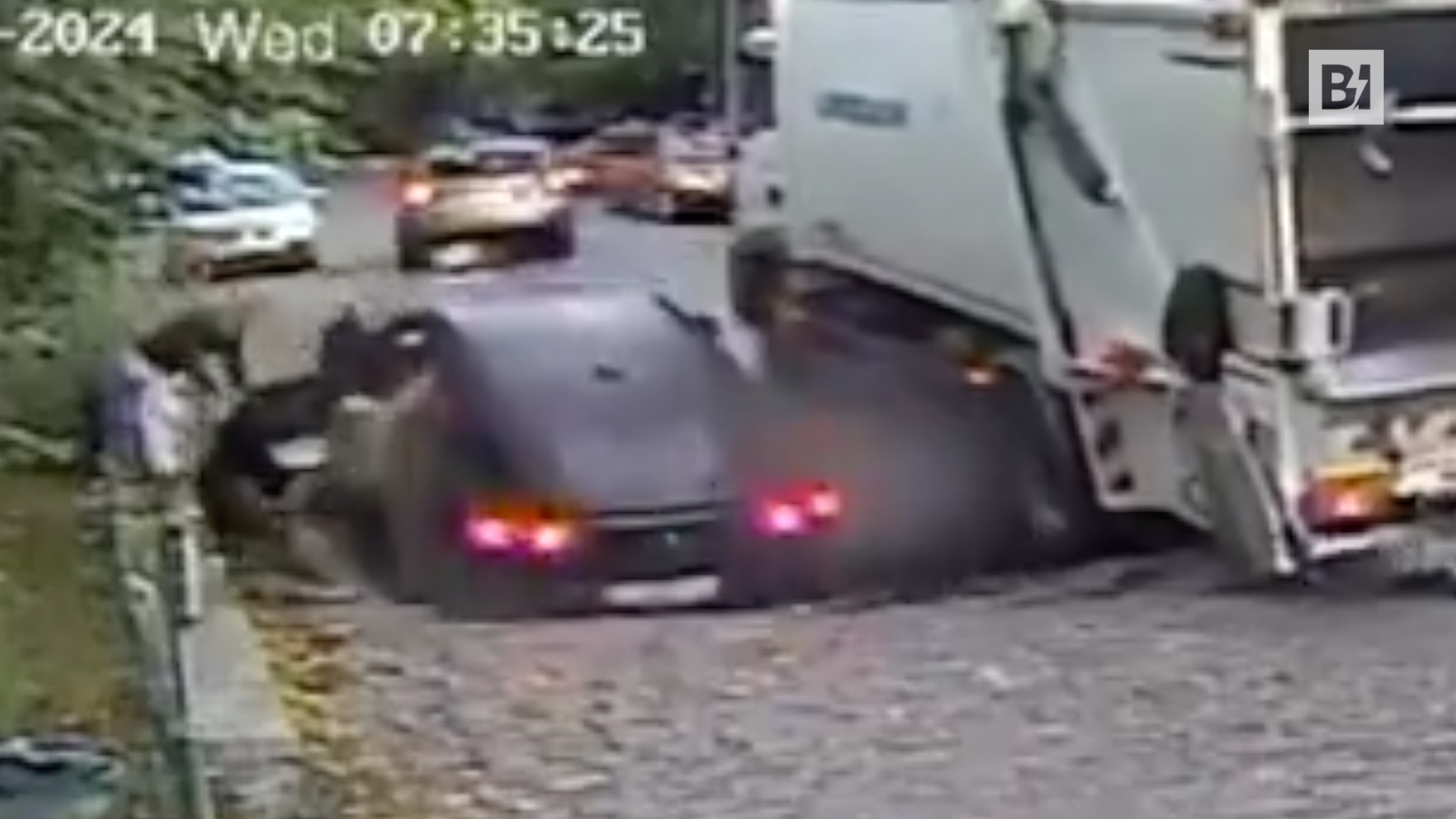 Si apre voragine in strada: inghiottiti madre e…