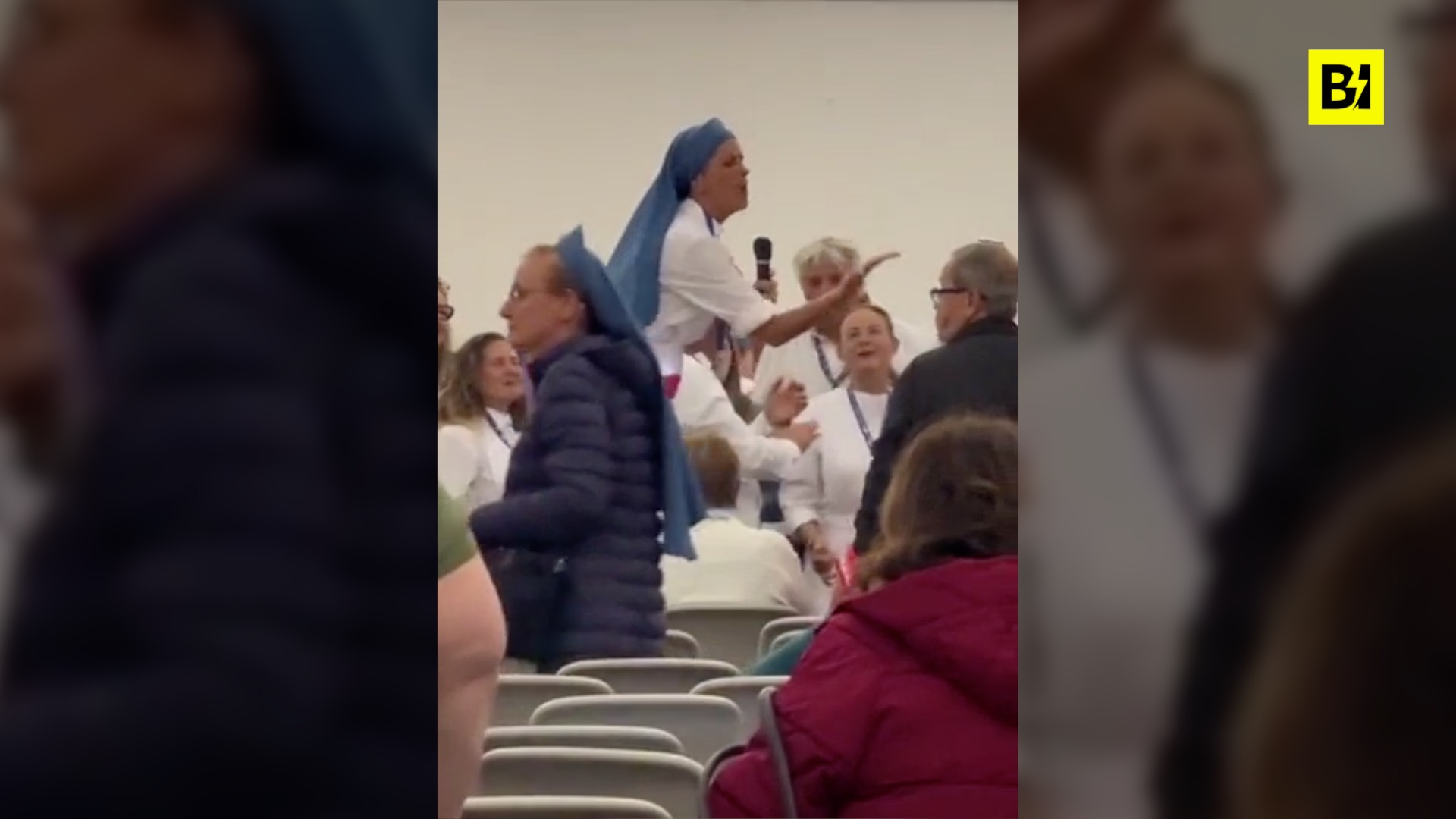 Lourdes, parte la canzone e tutti si scatenano