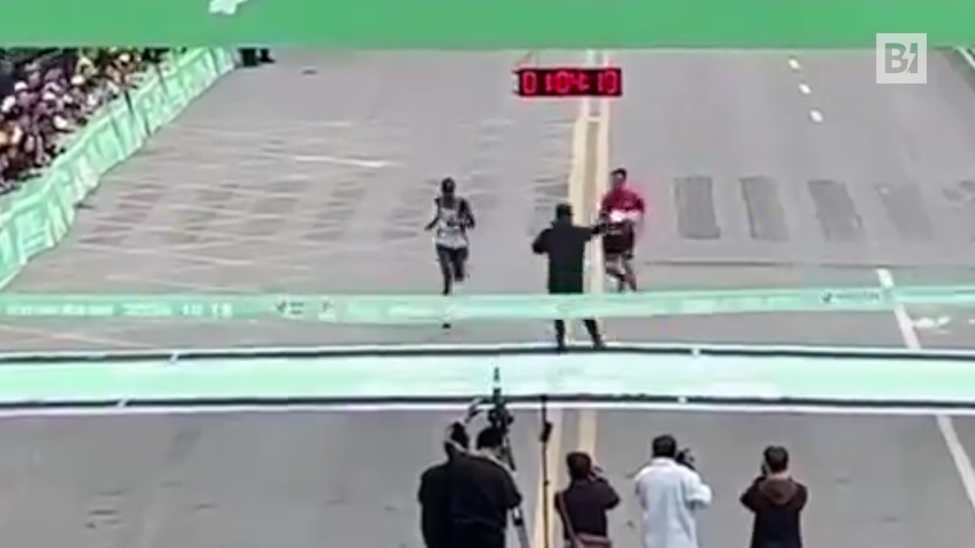 Testa a testa per la vittoria: il maratoneta…