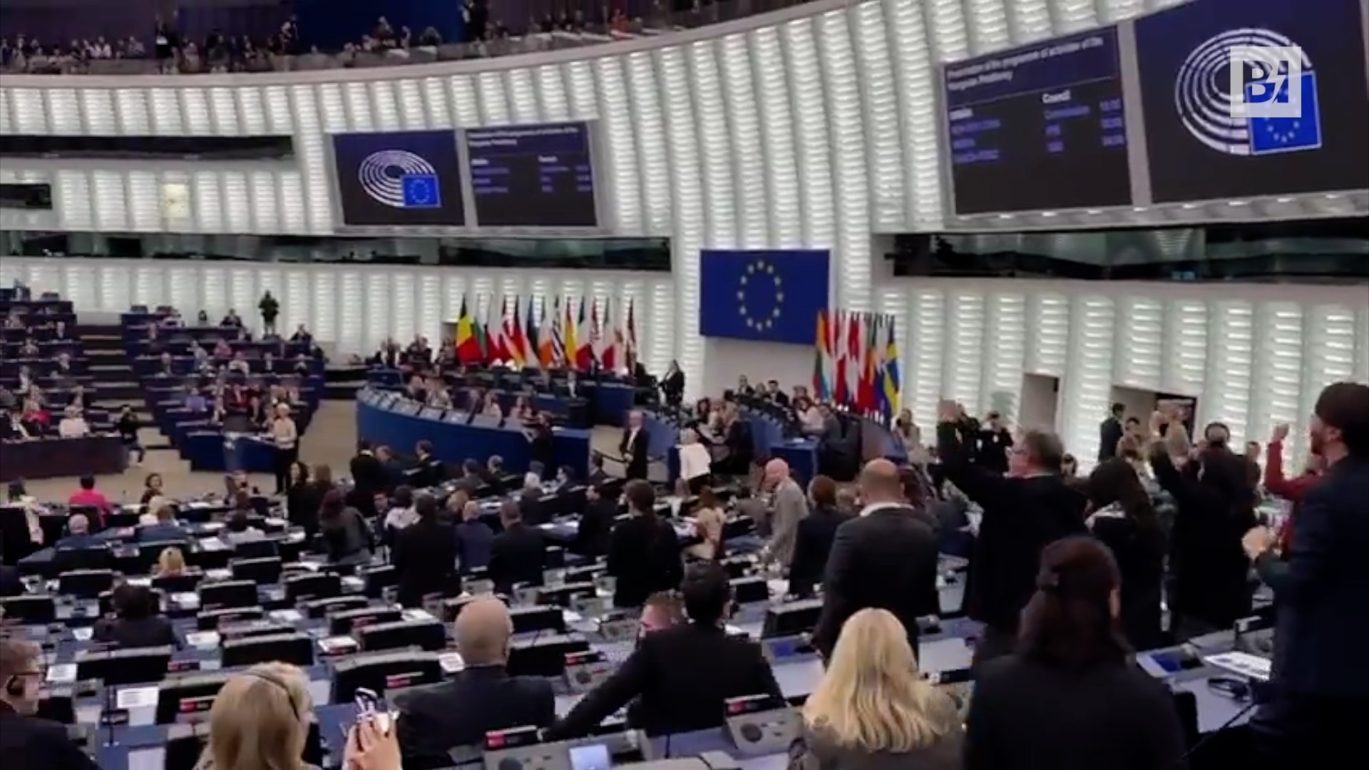 Finisce di parlare Orban, parte “Bella Ciao”