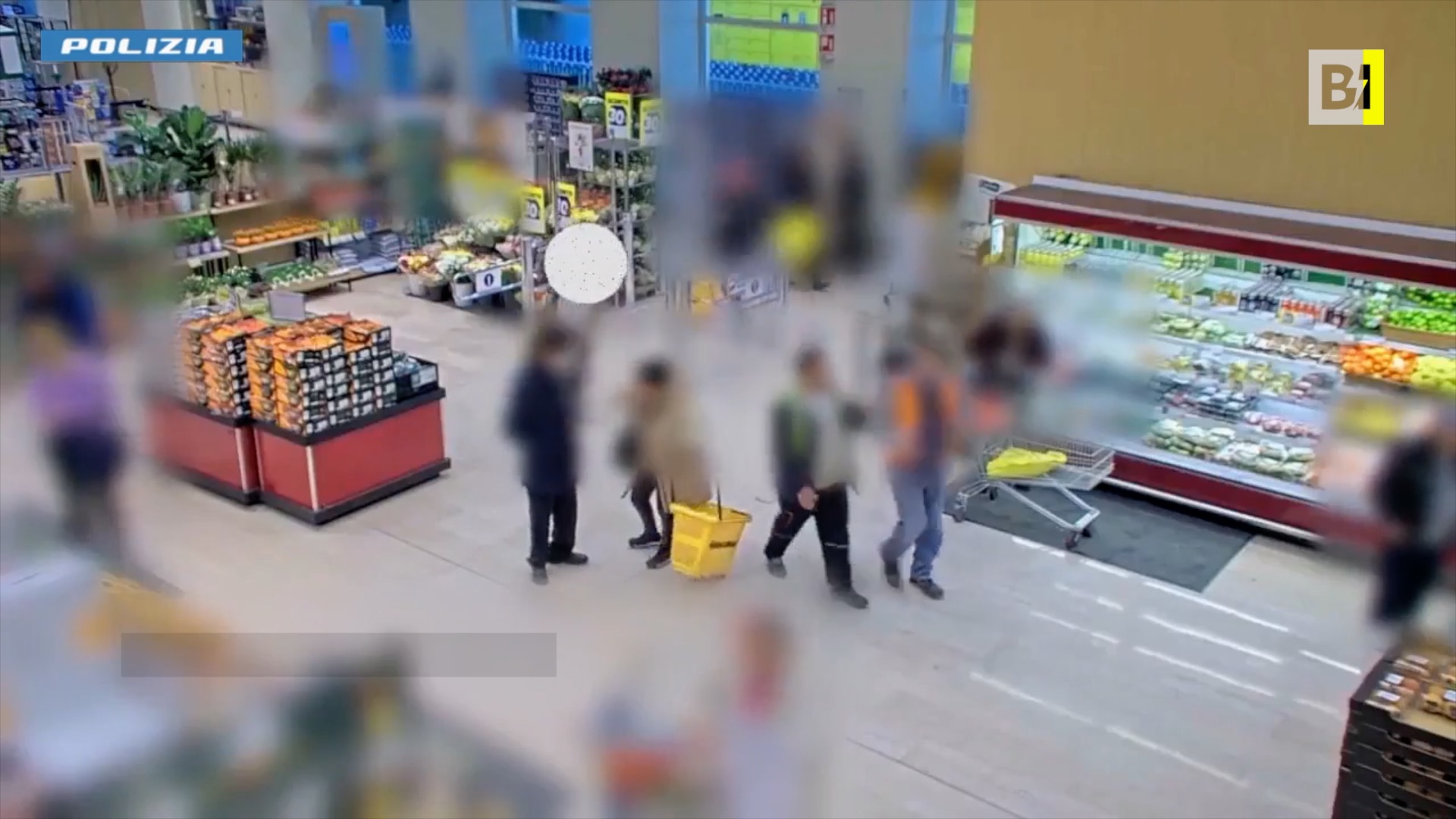 Milano, tentano di derubare un anziano dopo la…