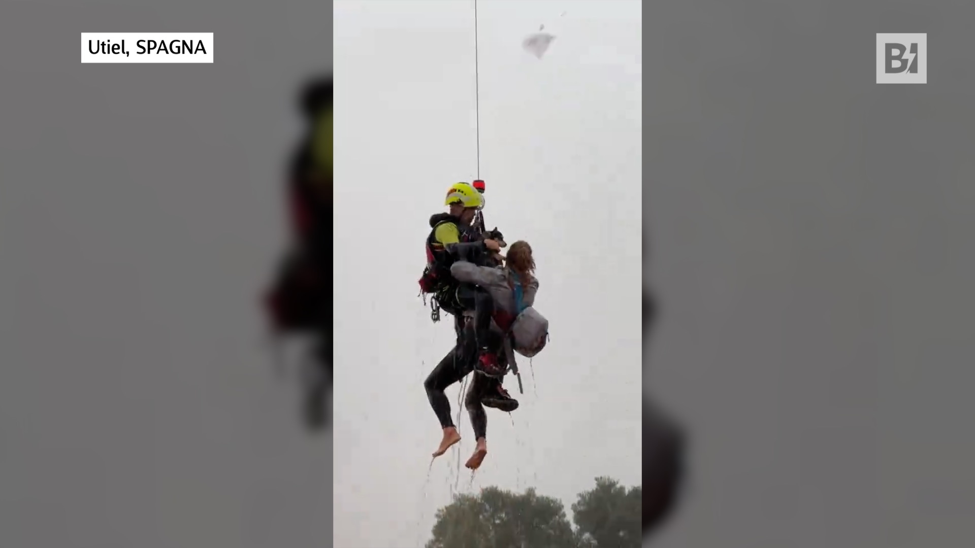 Spagna, l’acqua sale: donna salvata in elicottero insieme…