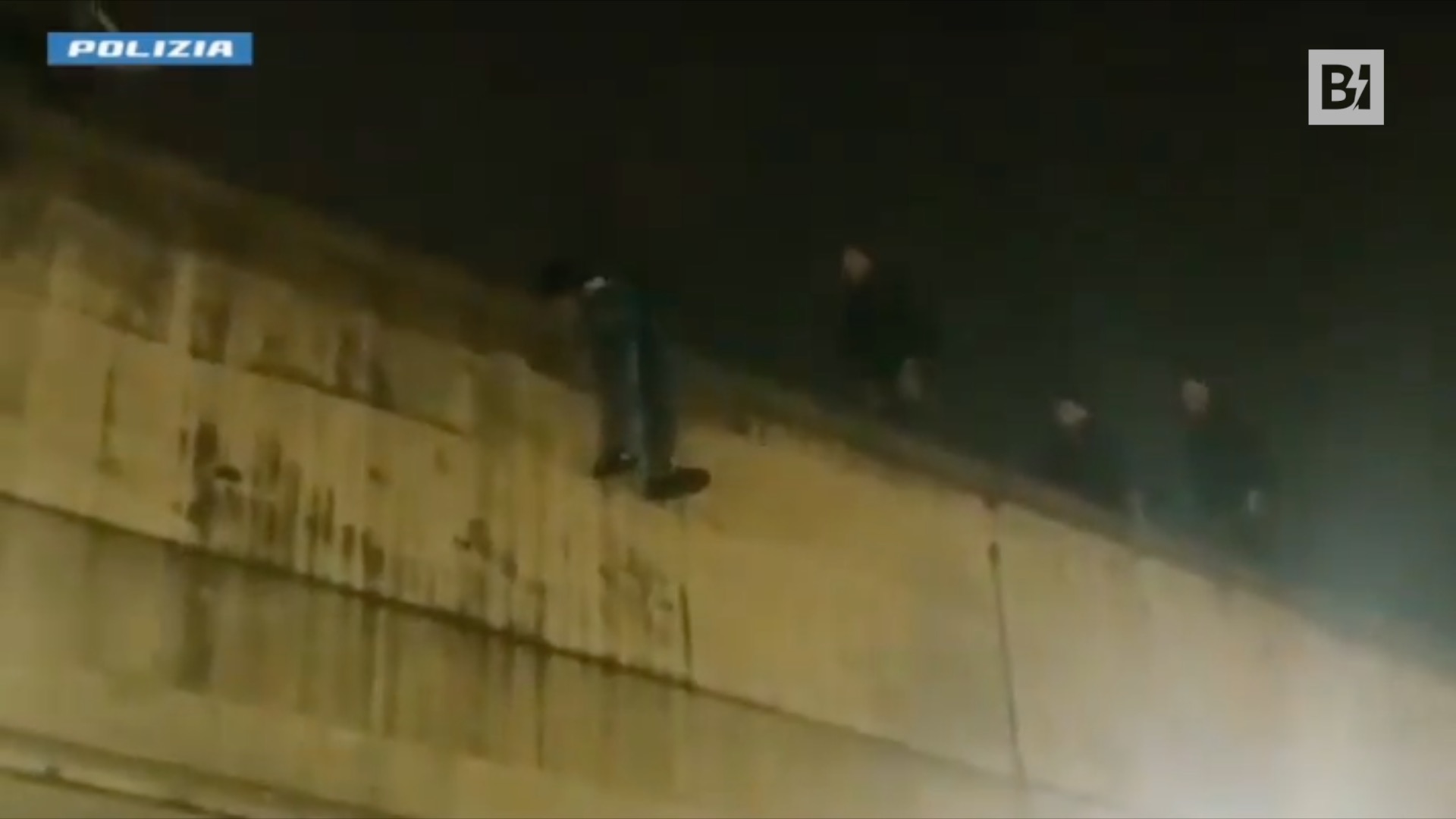 Torino, minaccia di gettarsi dal ponte: salvato dalla…