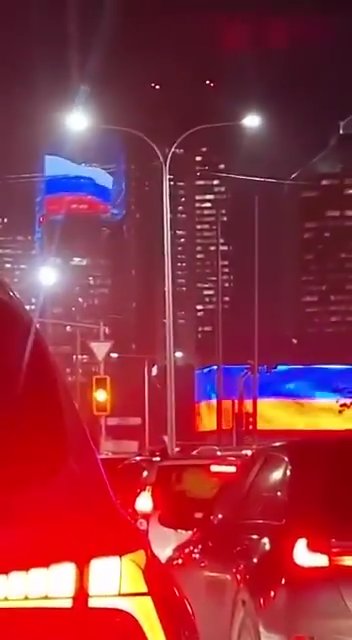 Putin wird gedemütigt, Hacker schwenken die ukrainische Flagge, als er vorbeigeht