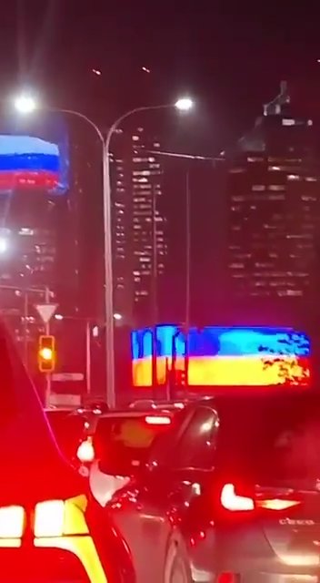 Putin wird gedemütigt, Hacker schwenken die ukrainische Flagge, als er vorbeigeht