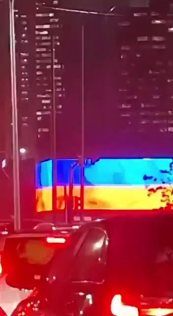 Putin wird gedemütigt, Hacker schwenken die ukrainische Flagge, als er vorbeigeht