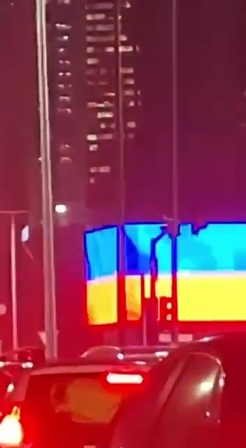 Putin wird gedemütigt, Hacker schwenken die ukrainische Flagge, als er vorbeigeht