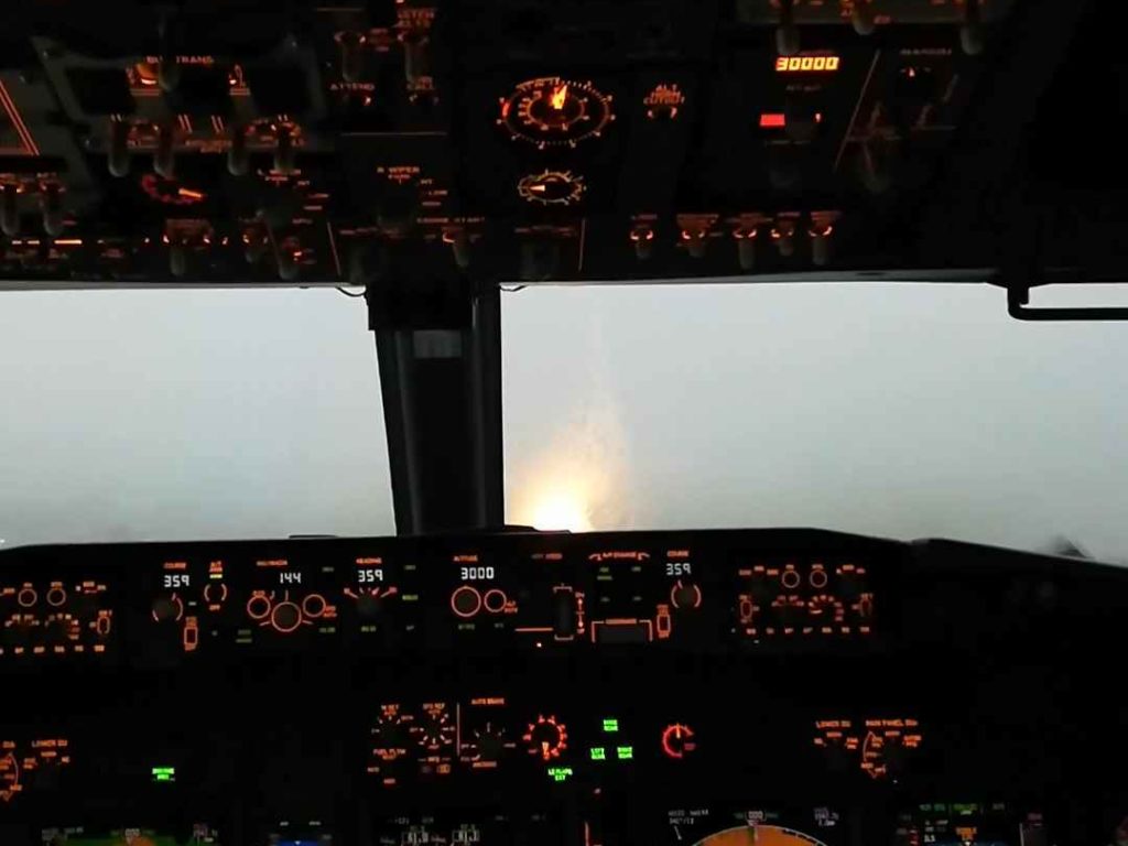 Un avion atterrit pendant une tempête, voici ce que voient les pilotes