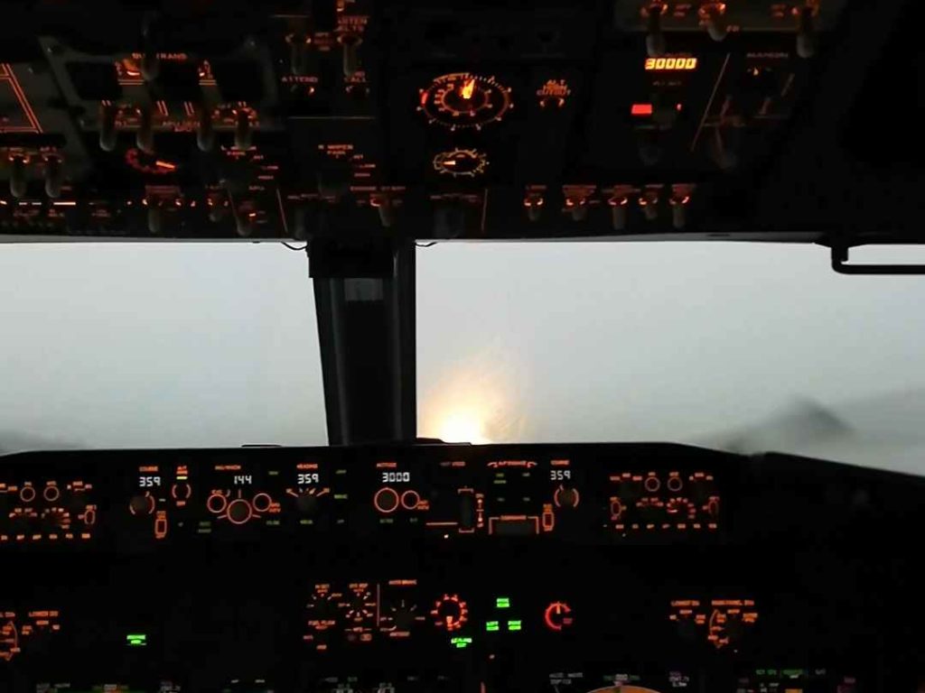 Un avion atterrit pendant une tempête, voici ce que voient les pilotes