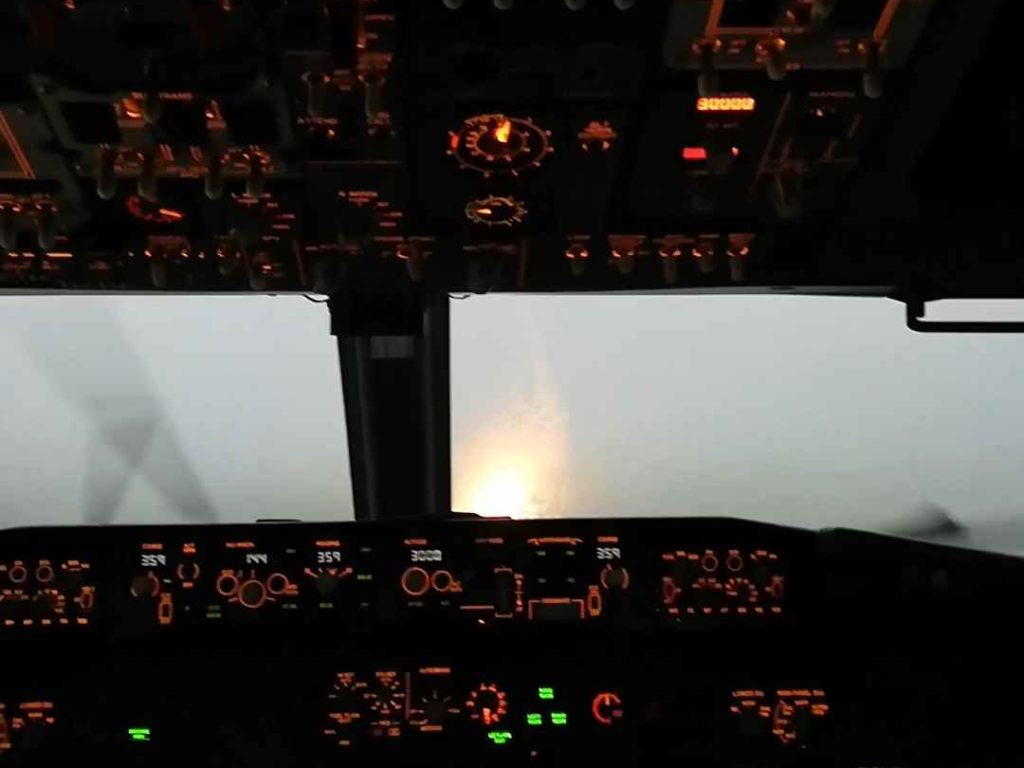 Un avion atterrit pendant une tempête, voici ce que voient les pilotes