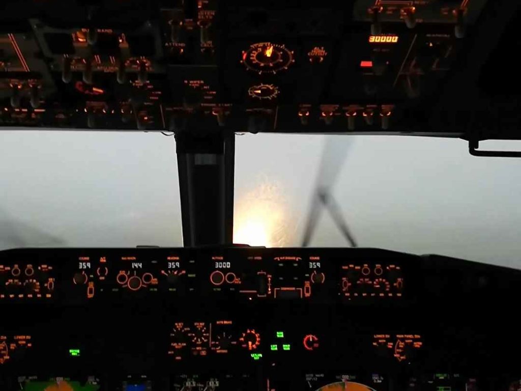 Un avion atterrit pendant une tempête, voici ce que voient les pilotes