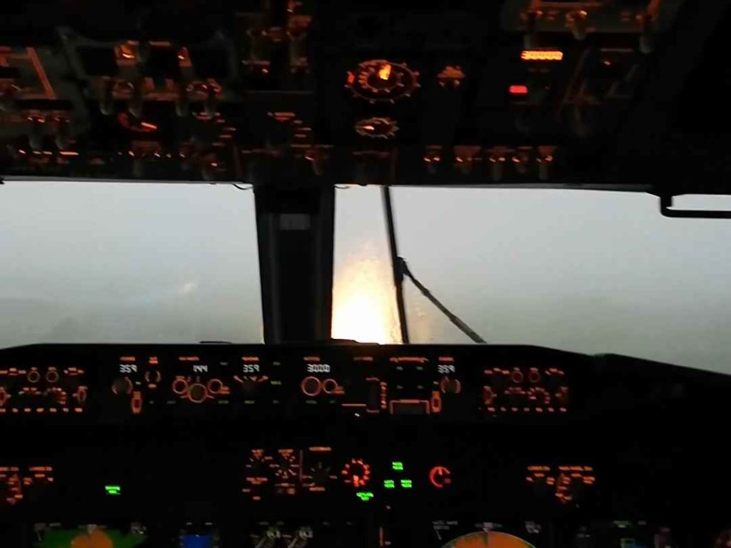 Un avion atterrit pendant une tempête, voici ce que voient les pilotes