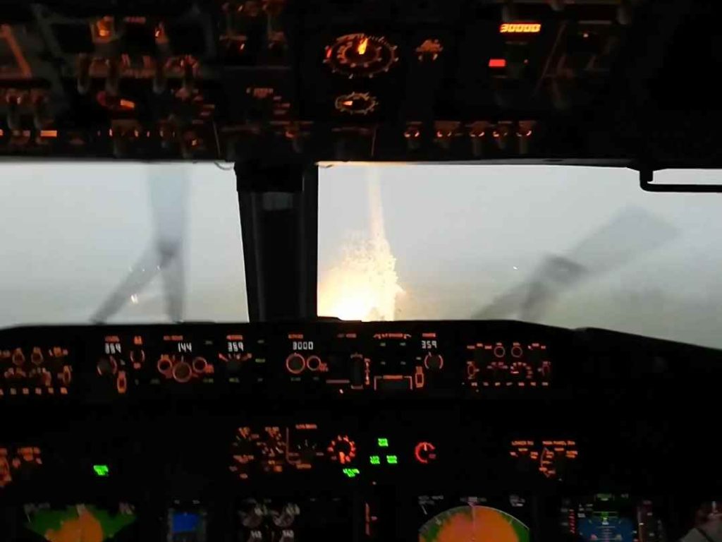 Un avion atterrit pendant une tempête, voici ce que voient les pilotes