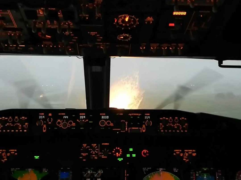 Un avion atterrit pendant une tempête, voici ce que voient les pilotes