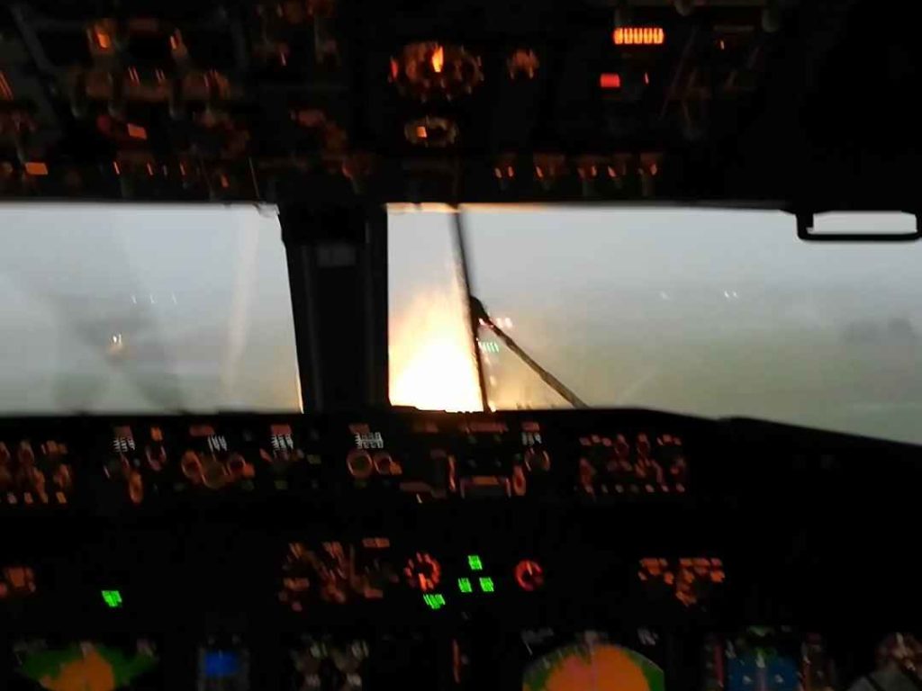 Un avion atterrit pendant une tempête, voici ce que voient les pilotes