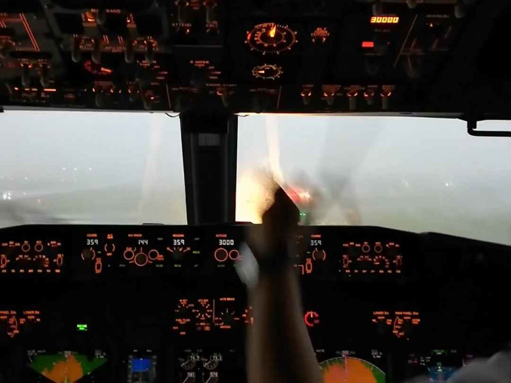 Un avion atterrit pendant une tempête, voici ce que voient les pilotes