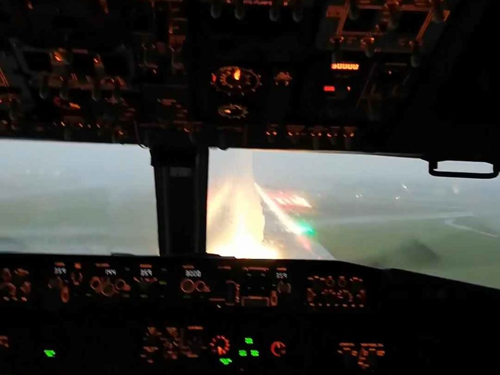 Un avion atterrit pendant une tempête, voici ce que voient les pilotes