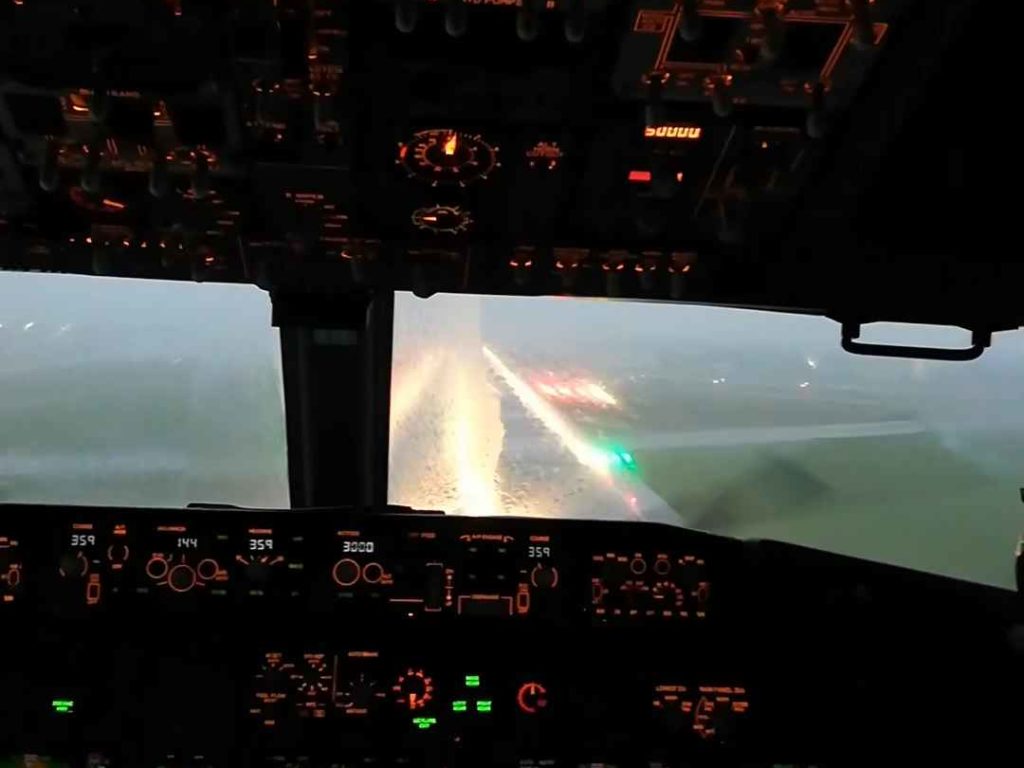 Un avion atterrit pendant une tempête, voici ce que voient les pilotes