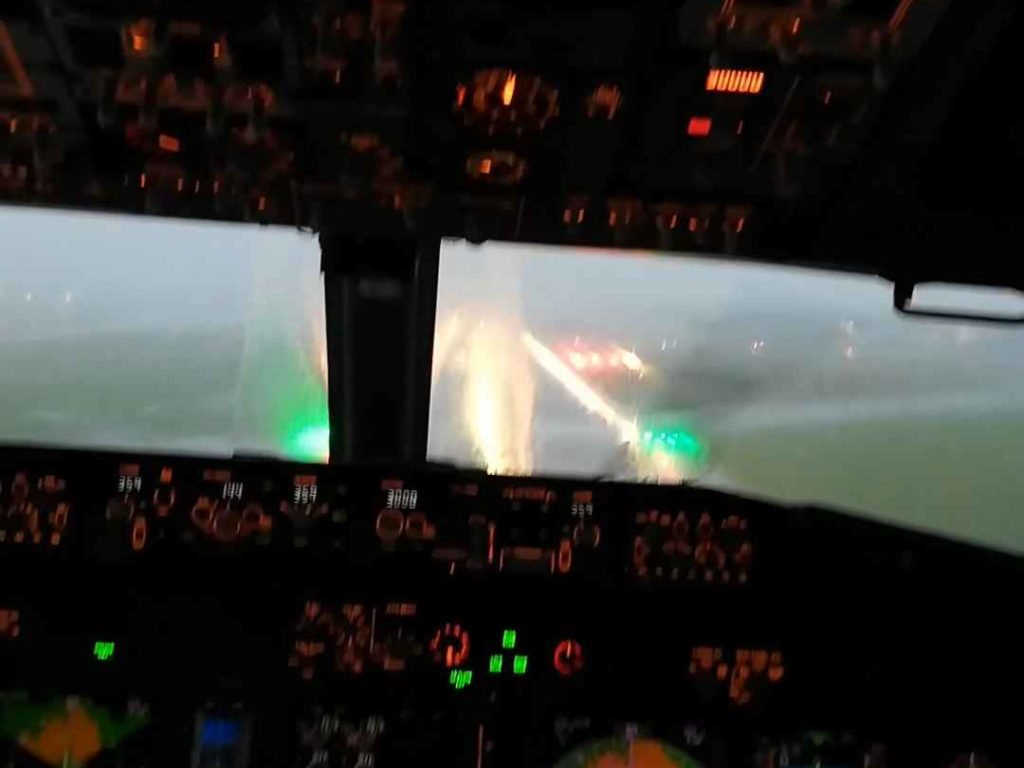 Un avion atterrit pendant une tempête, voici ce que voient les pilotes