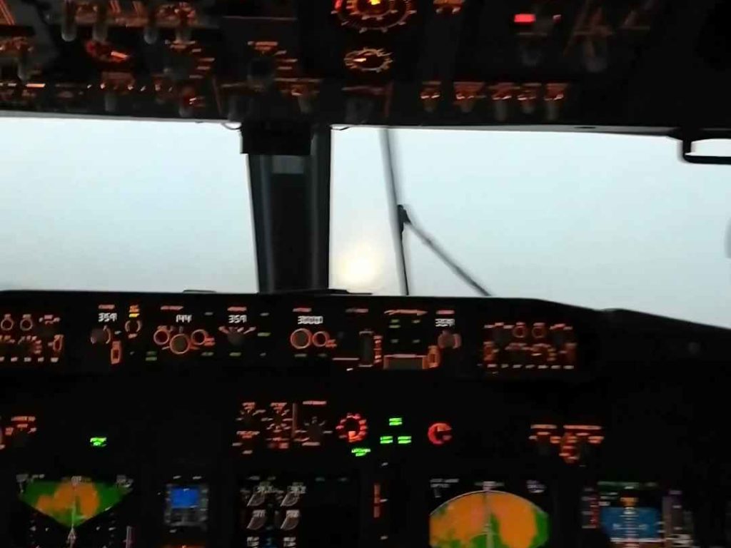 Un avion atterrit pendant une tempête, voici ce que voient les pilotes