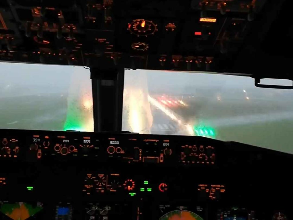 Un avion atterrit pendant une tempête, voici ce que voient les pilotes