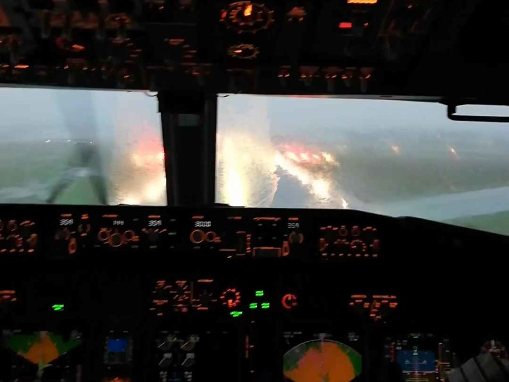 Un avion atterrit pendant une tempête, voici ce que voient les pilotes