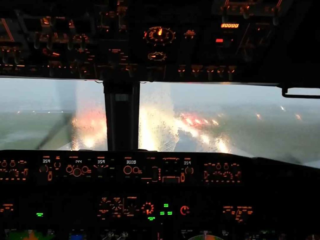 Un avion atterrit pendant une tempête, voici ce que voient les pilotes