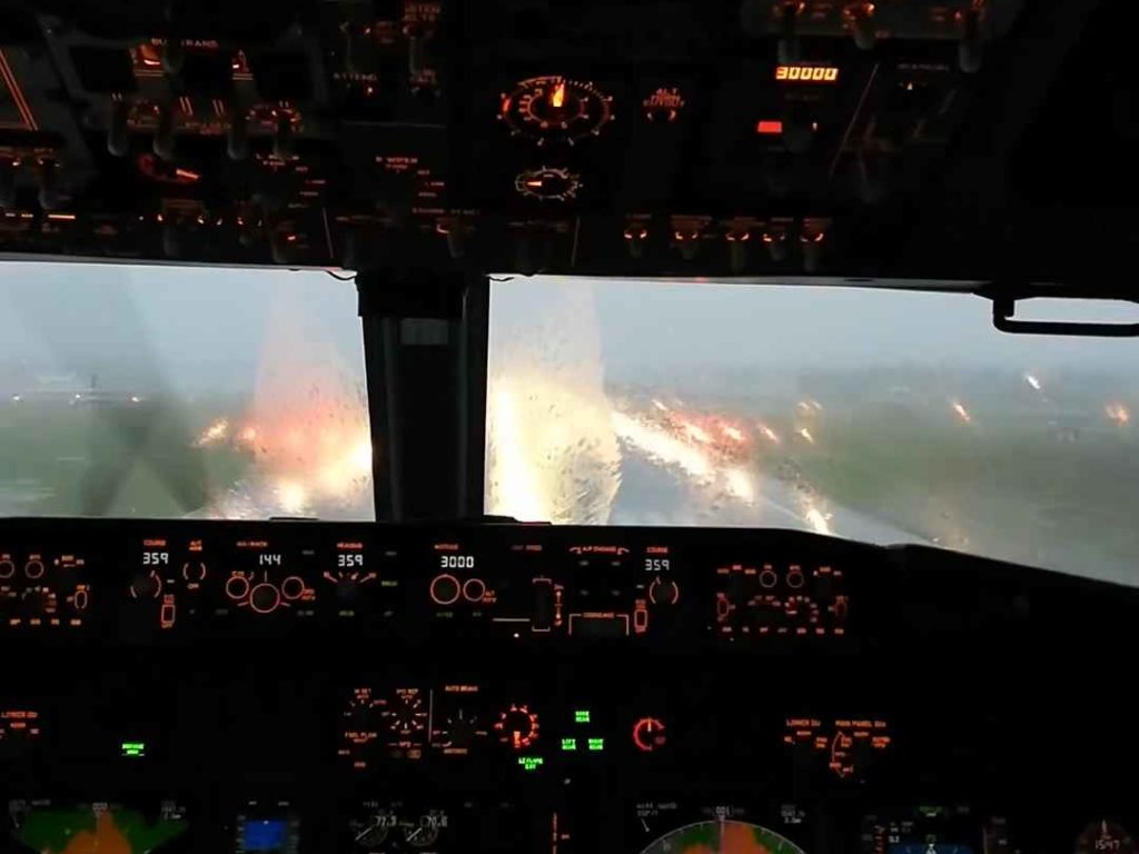 Un avion atterrit pendant une tempête, voici ce que voient les pilotes