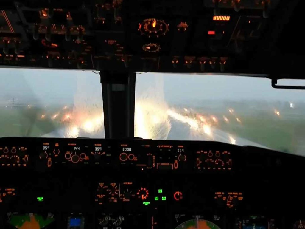 Un avion atterrit pendant une tempête, voici ce que voient les pilotes