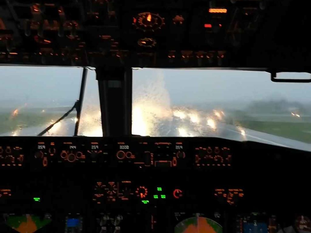 Un avion atterrit pendant une tempête, voici ce que voient les pilotes