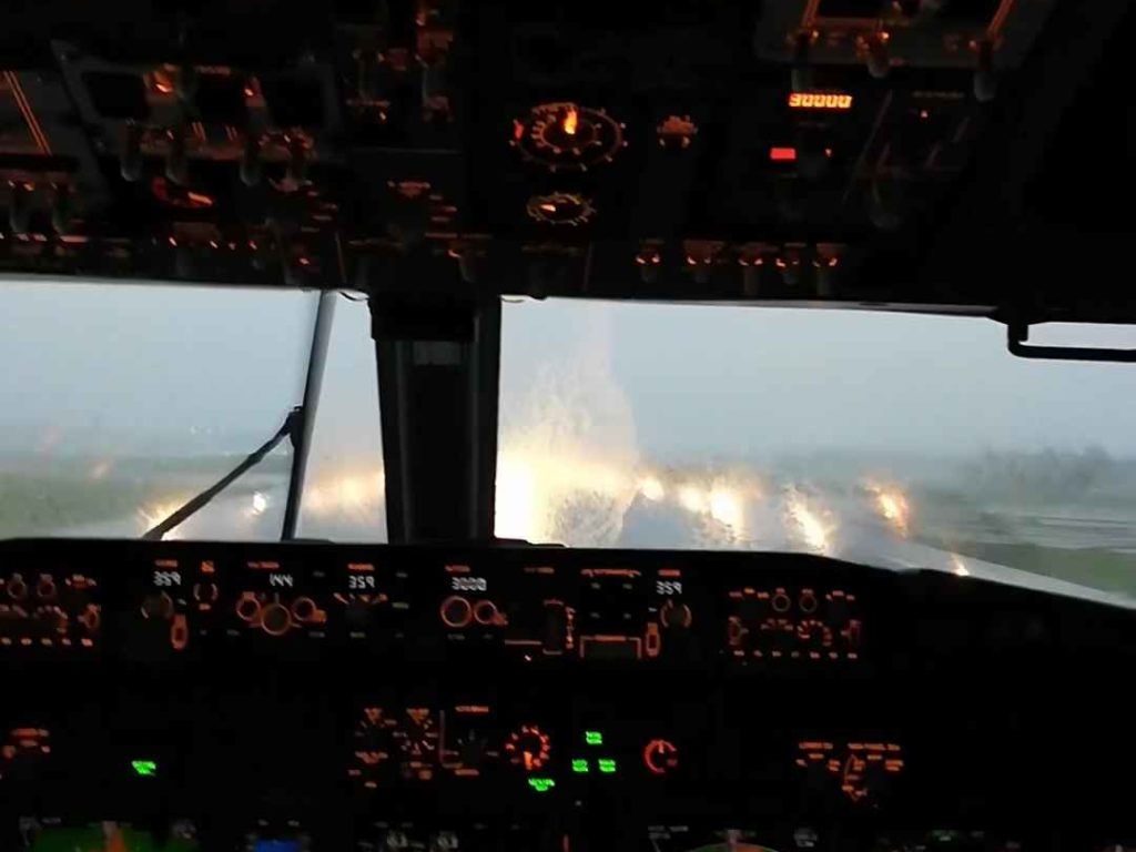 Un avion atterrit pendant une tempête, voici ce que voient les pilotes