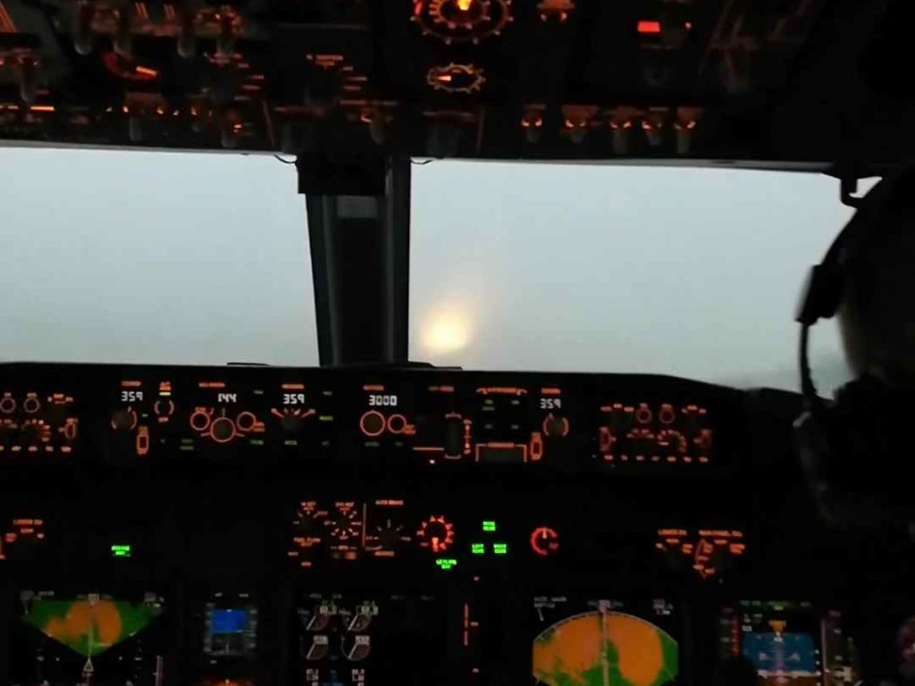 Un avion atterrit pendant une tempête, voici ce que voient les pilotes