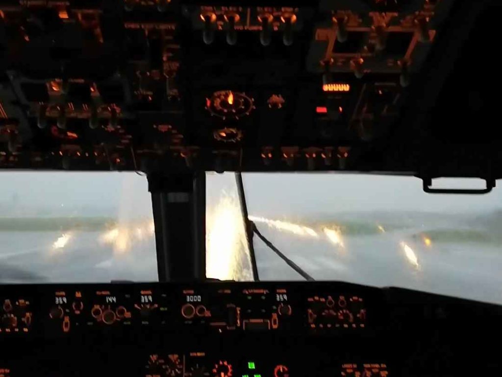 Un avion atterrit pendant une tempête, voici ce que voient les pilotes