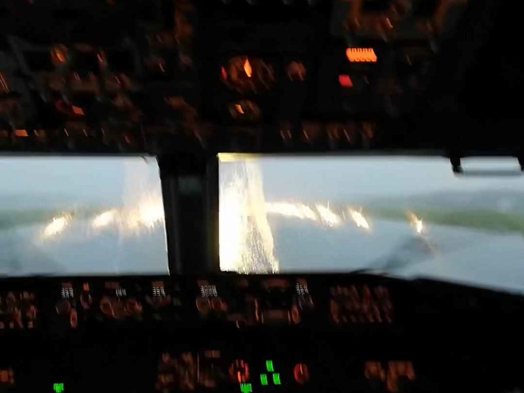 Un avion atterrit pendant une tempête, voici ce que voient les pilotes