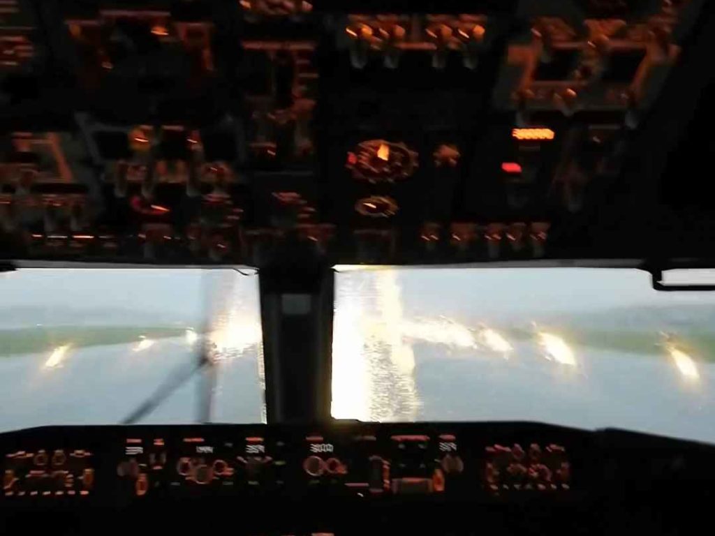 Un avion atterrit pendant une tempête, voici ce que voient les pilotes