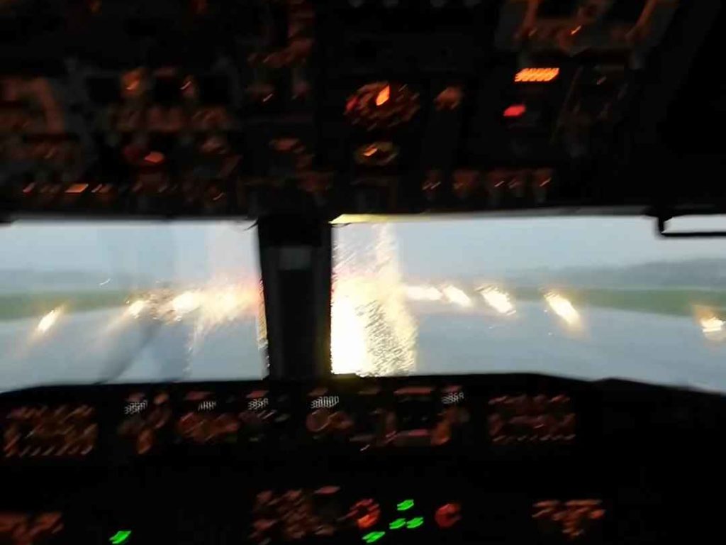 Un avion atterrit pendant une tempête, voici ce que voient les pilotes