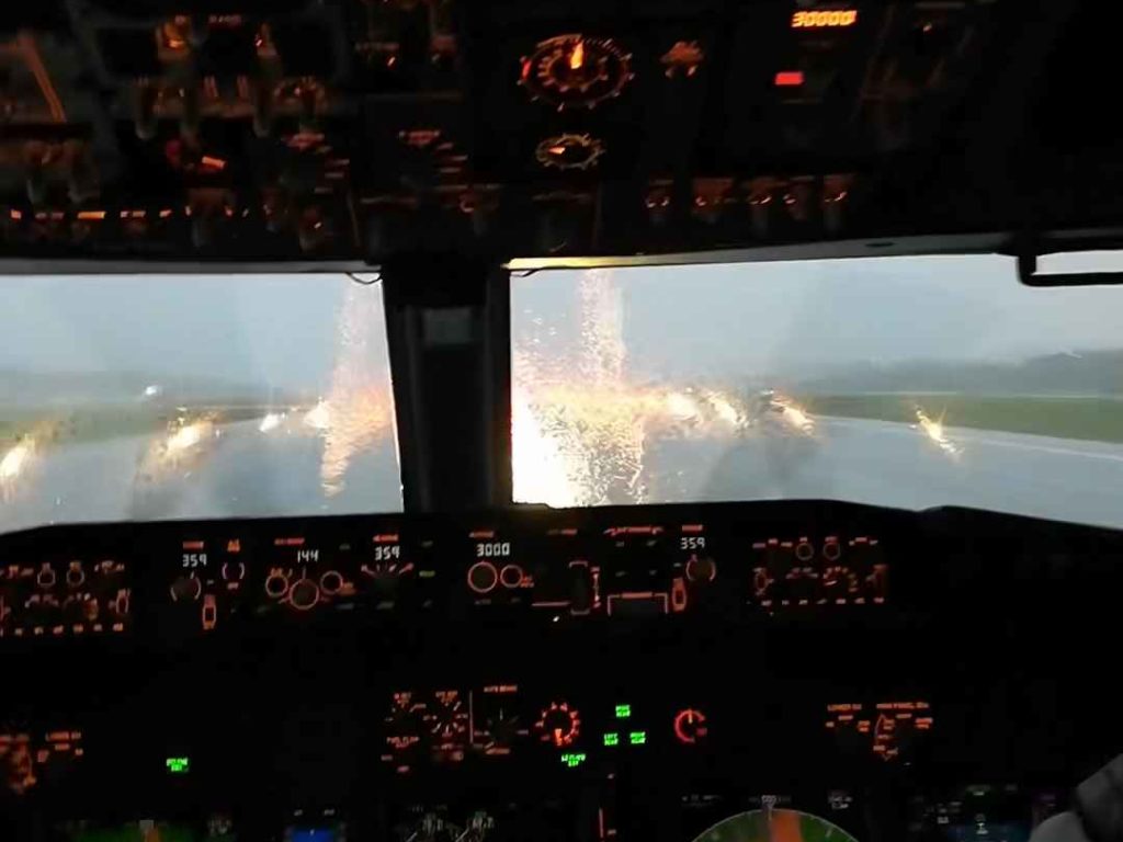 Un avion atterrit pendant une tempête, voici ce que voient les pilotes